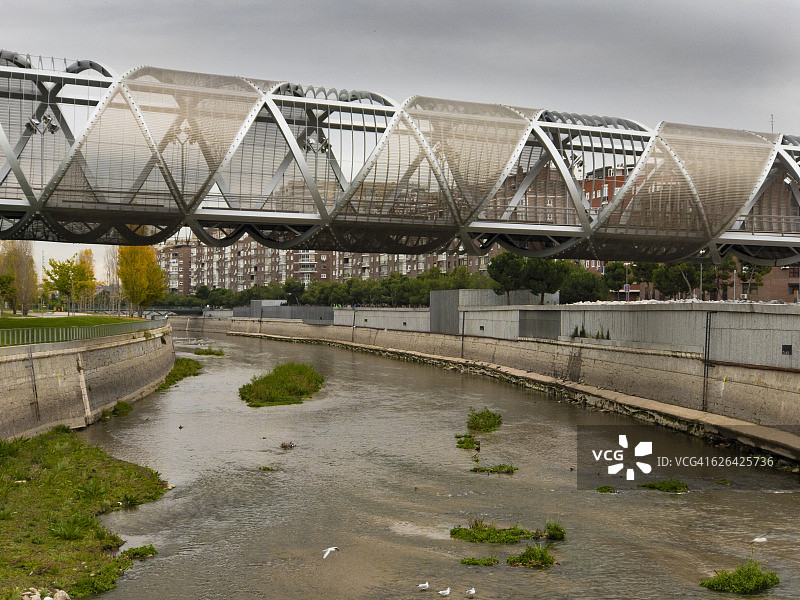 马德里公园跨越曼萨纳雷斯河的金属桥图片素材