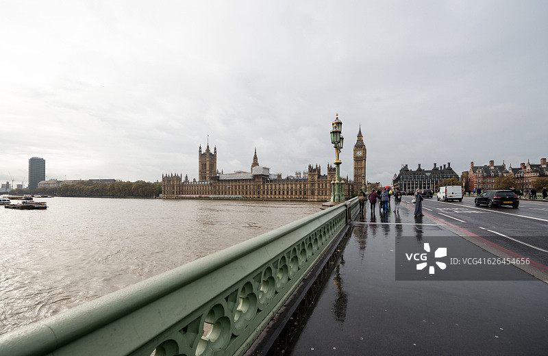 伦敦雨中的大本钟和威斯敏斯特宫图片素材