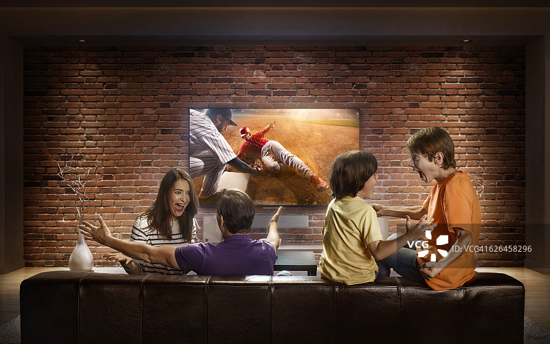 一家人看电视上的棒球比赛图片素材