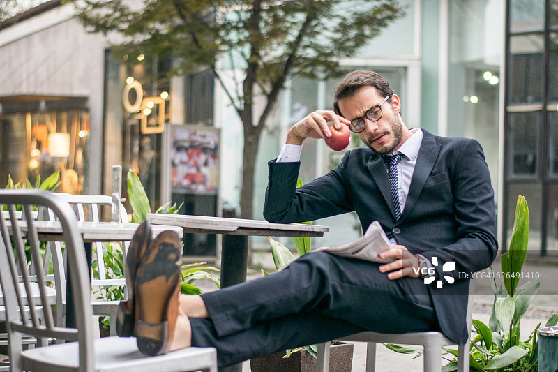 阅读新闻的现代男人图片素材