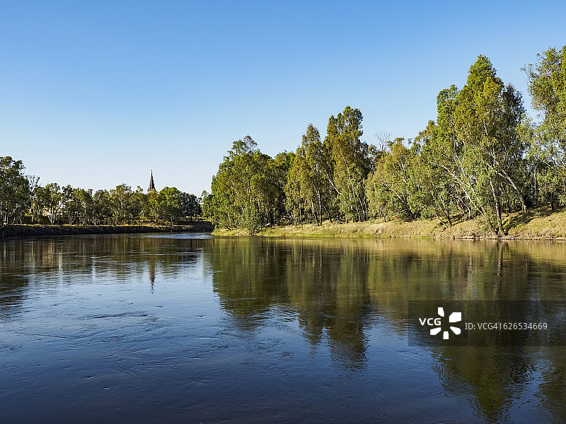 澳大利亚新南威尔士州瓦加瓦加，倒映在河中的树木图片素材