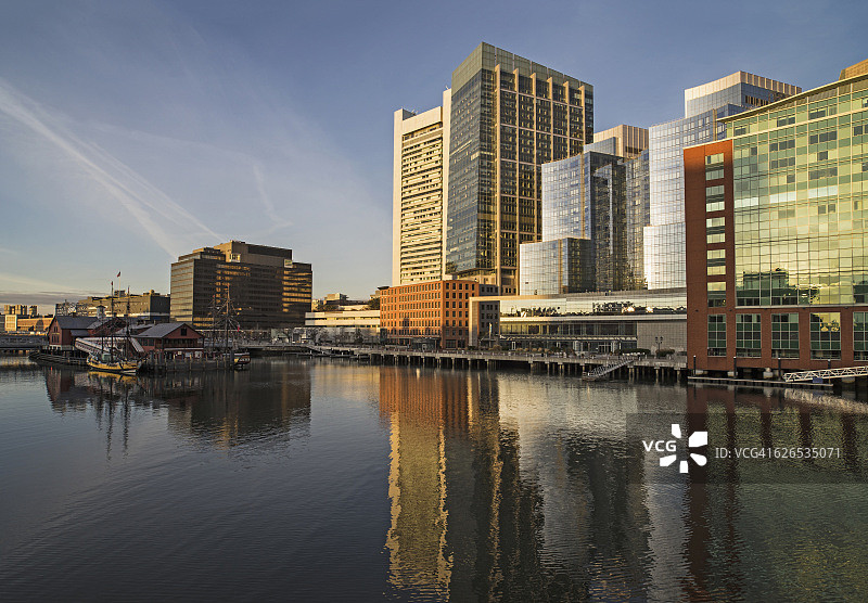 美国马萨诸塞州波士顿：运河中建筑物倒影图片素材