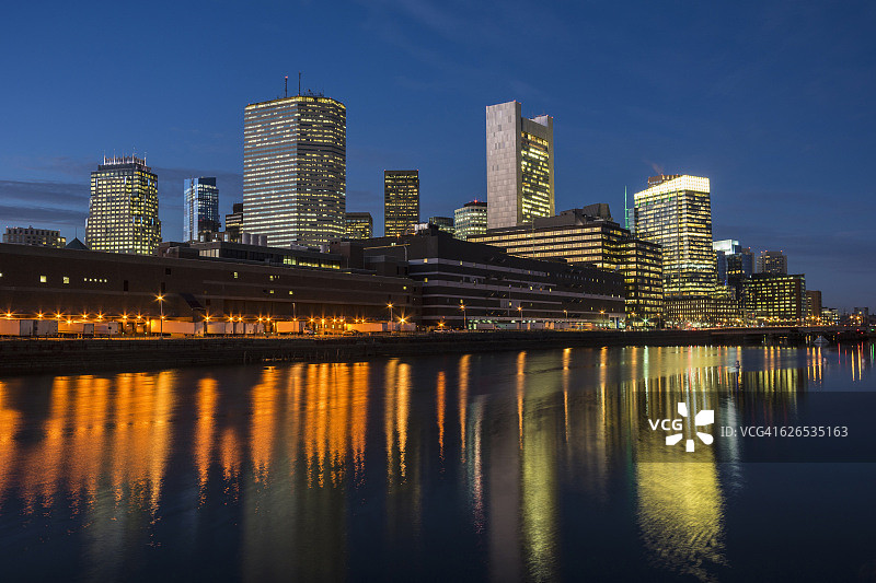 美国马萨诸塞州波士顿：沿福特角海峡的建筑图片素材