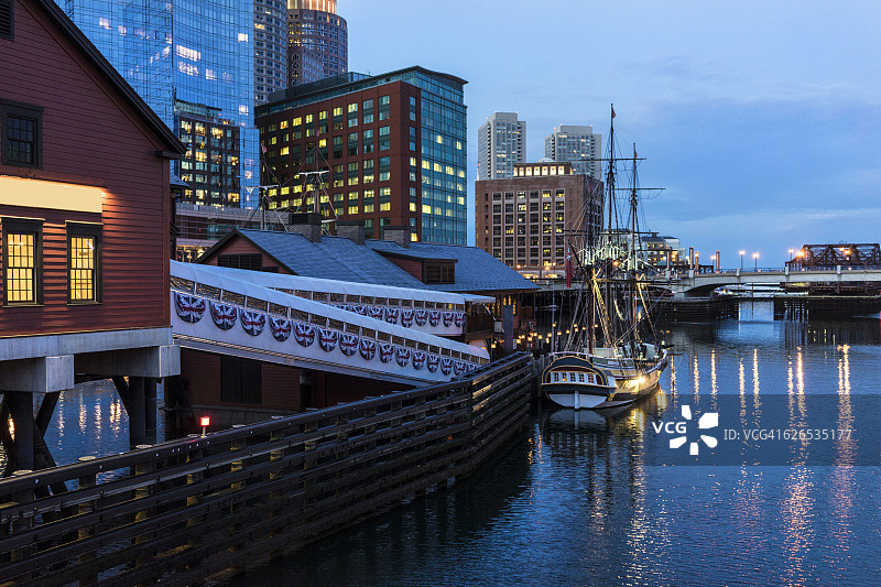 美国马萨诸塞州波士顿：沿福特角海峡的建筑图片素材
