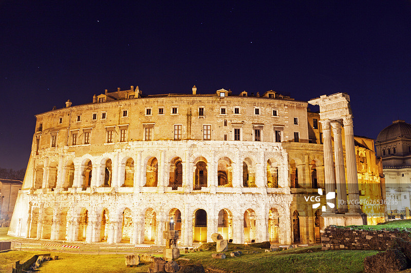 意大利拉齐奥罗马夜晚的马塞勒斯剧院图片素材