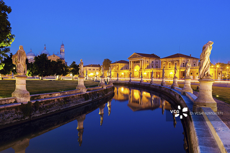 意大利威尼托帕多瓦：Prato della Valle夜景图片素材