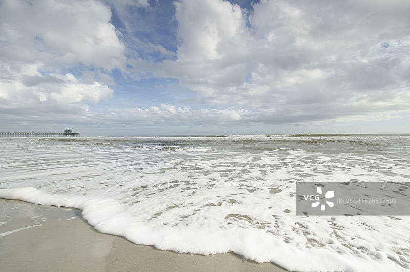 美国南卡罗来纳州：查尔斯顿詹姆斯岛，福利海滩上的积云图片素材