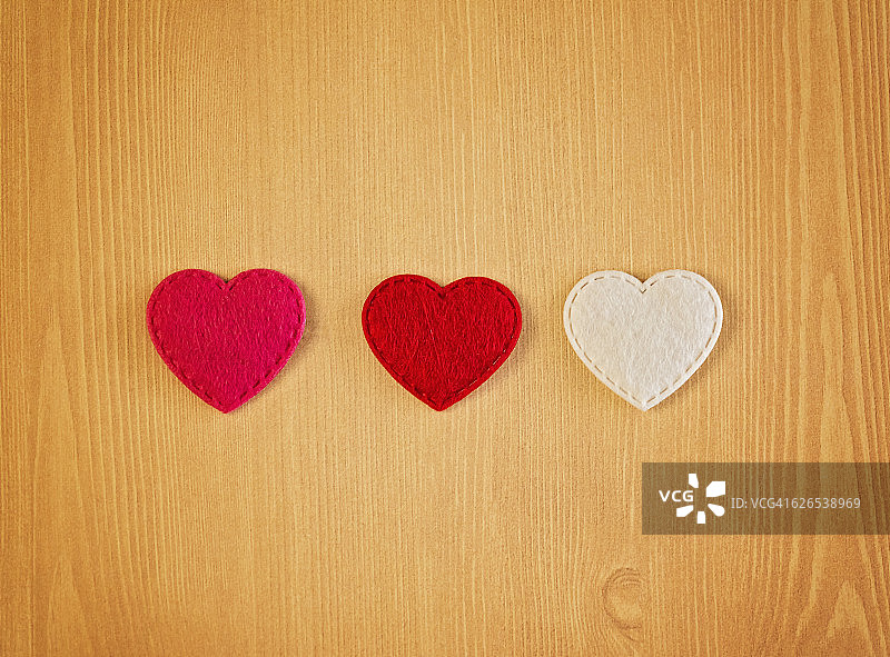 三个从织物上剪下的心图片素材