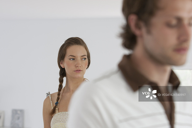 家中不开心的年轻夫妇图片素材