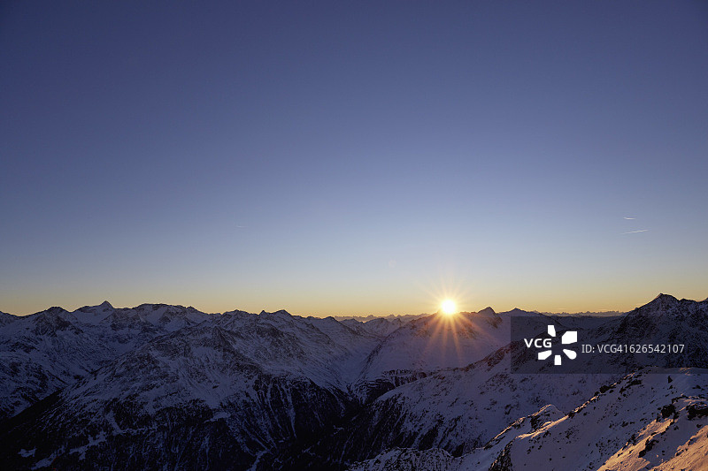 奥地利蒂罗尔州索尔登盖斯拉赫科格尔雪山日落高视角照片图片素材