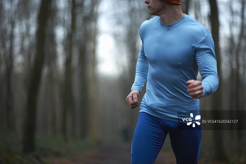 跑步者穿着氨纶的局部视图图片素材