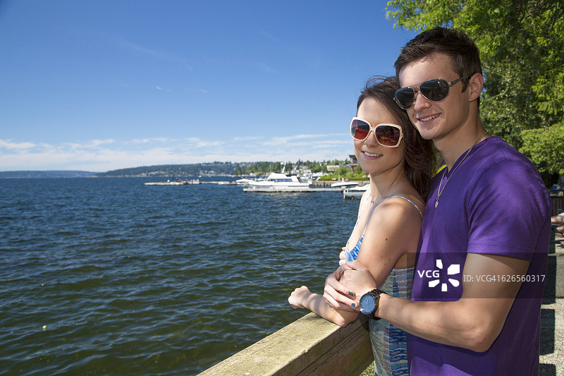 湖边的青少年情侣图片素材