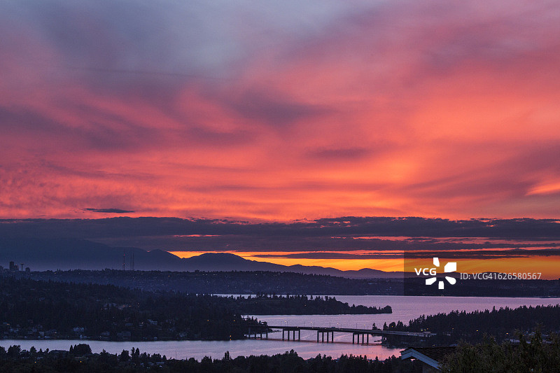 华盛顿湖、默瑟岛、西雅图及奥林匹克山脉图片素材