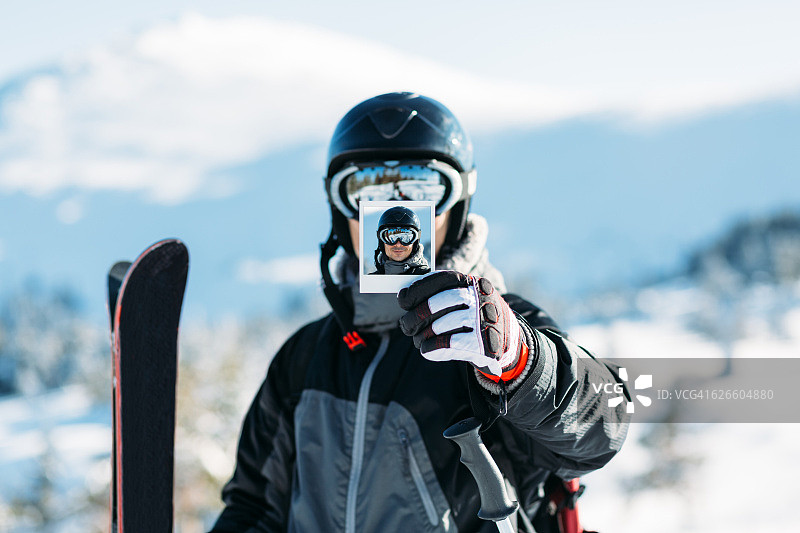 滑雪者在山上自拍图片素材