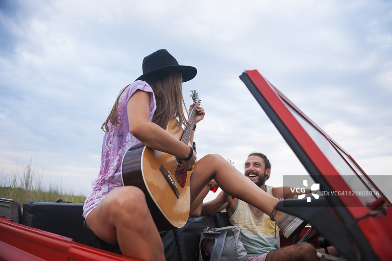 朋友们快乐度假图片素材