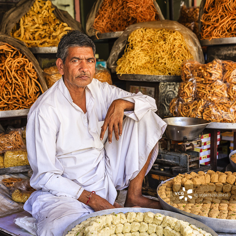 印度斋浦尔附近出售糖果的街头小贩图片素材