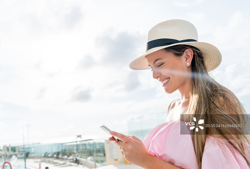 旅行中的女人使用社交网络图片素材