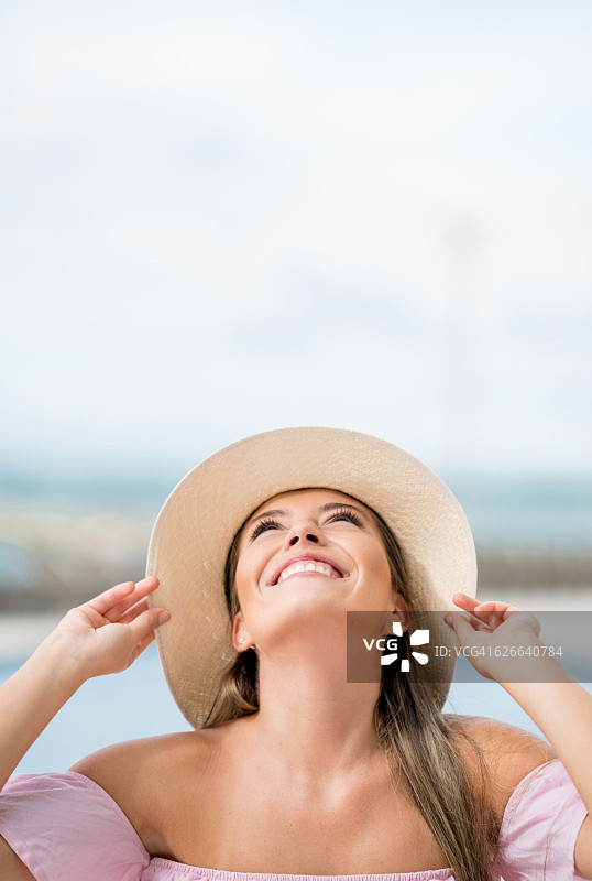 兴奋的女游客微笑图片素材