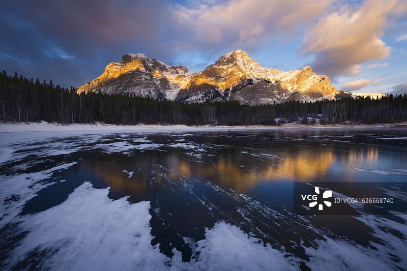加拿大艾伯塔省基德山冰冻池日出图片素材