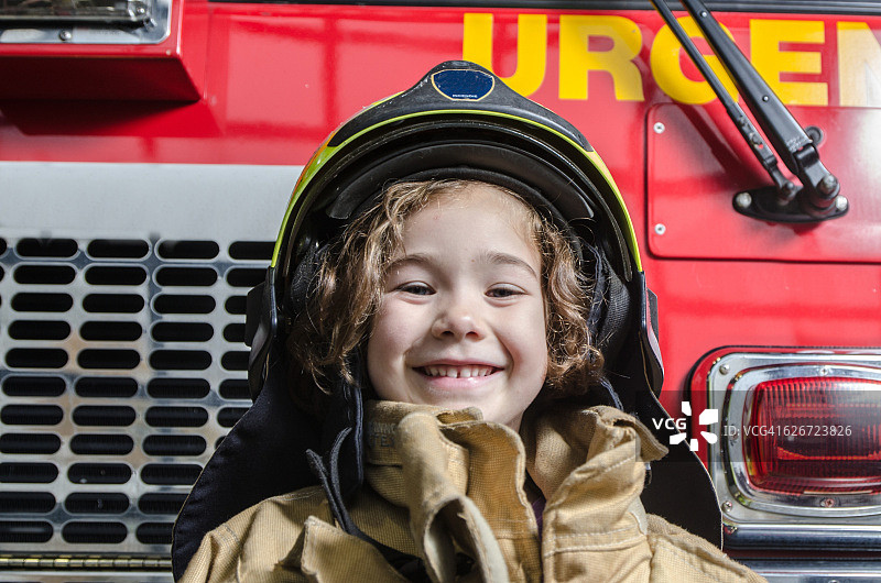 穿着消防员外套和头盔的年轻女孩图片素材