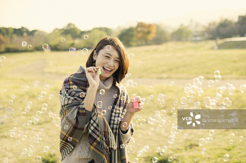 户外休闲的女人图片素材