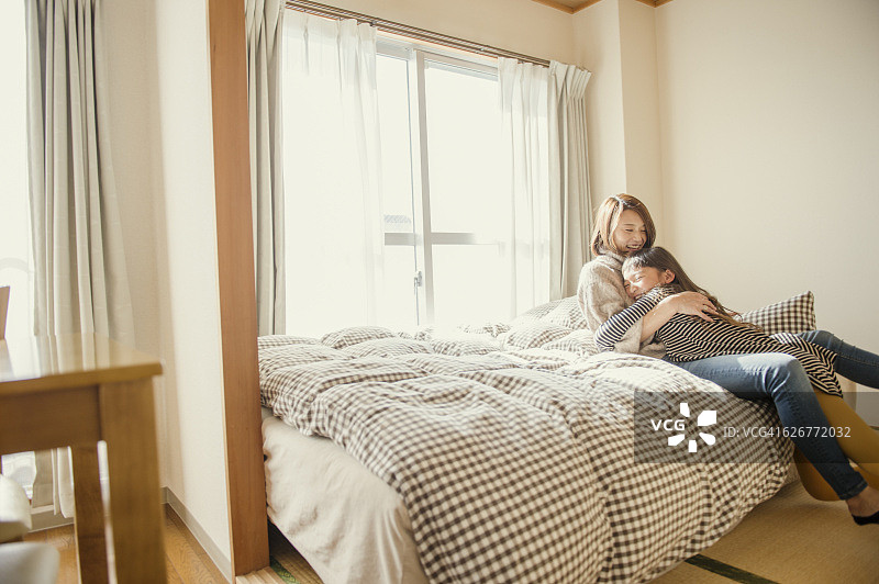 母女在卧室里玩耍图片素材