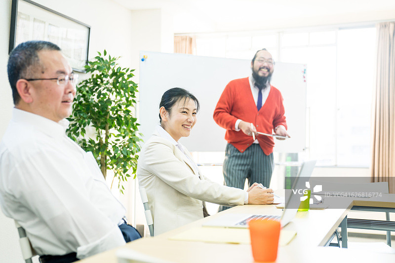 社区大学里的老师与成年学生图片素材