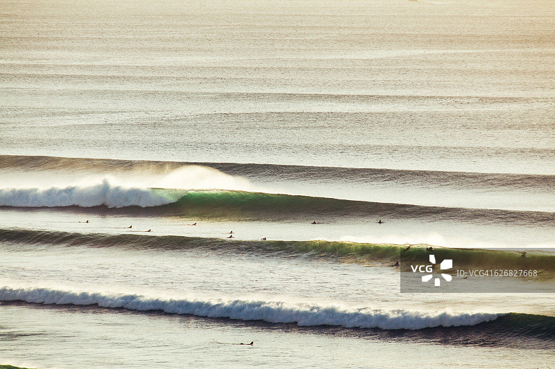 巨浪逼近巴厘岛武吉半岛图片素材
