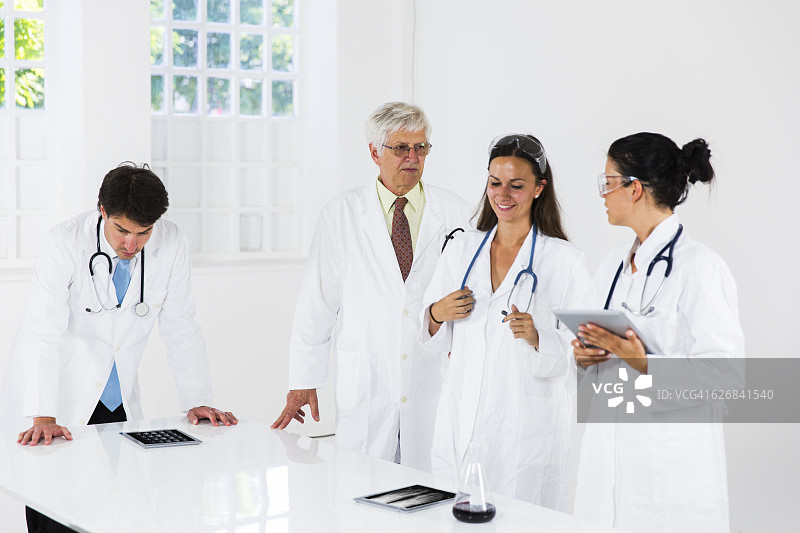 医生团队在实验室工作图片素材