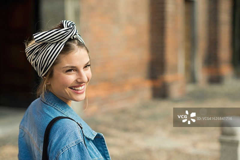 快乐微笑的女人图片素材