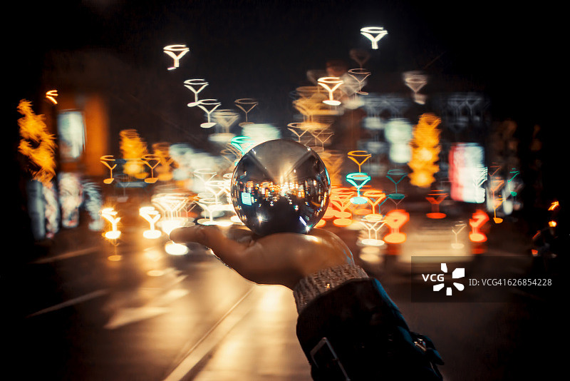 拿着水晶球的女孩图片素材