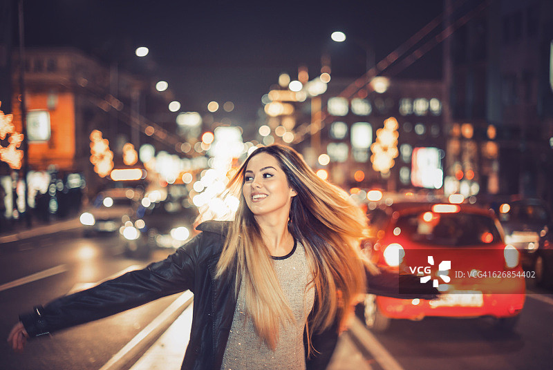 在车流中的快乐女孩图片素材