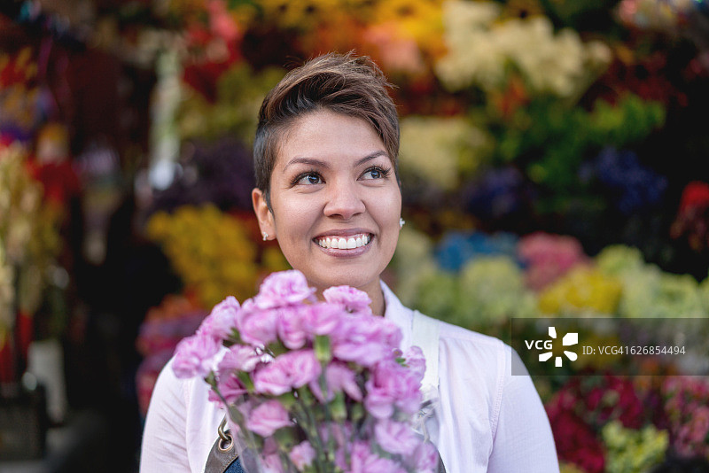 在花店卖花的妇女图片素材