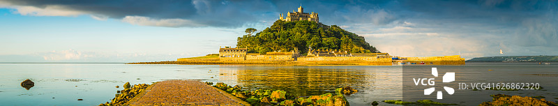 康沃尔鹅卵石堤道圣迈克尔山夏季日出全景，英国图片素材