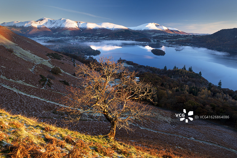 英国湖区国家公园凯西克北部山丘的日出图片素材