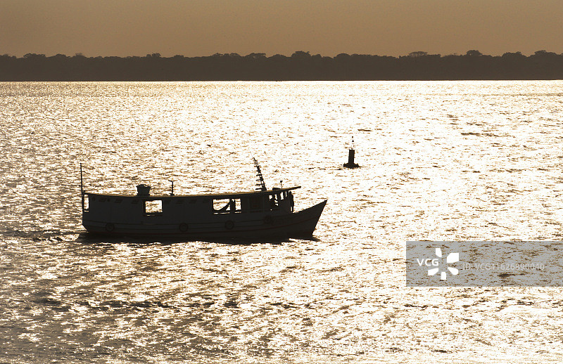 巴西亚马逊河上的船只图片素材
