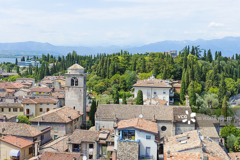 意大利加尔达湖西尔米奥内的屋顶图片素材
