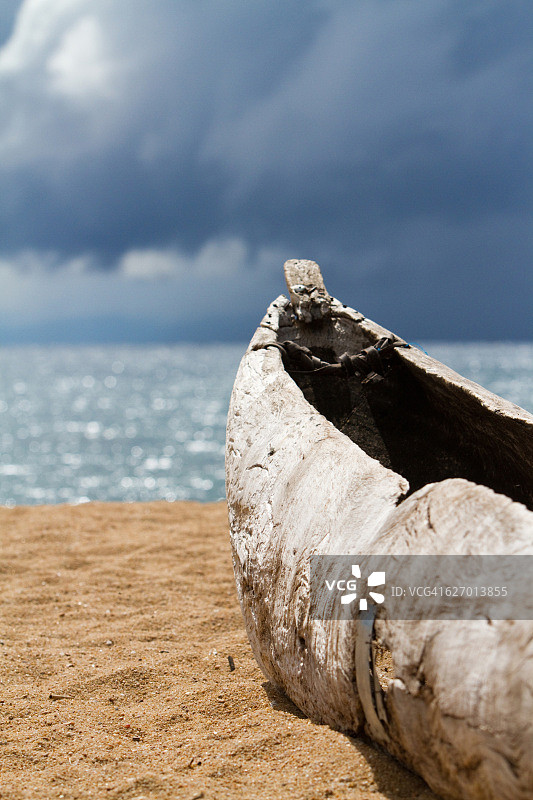 马拉维湖边手工独木舟特写图片素材