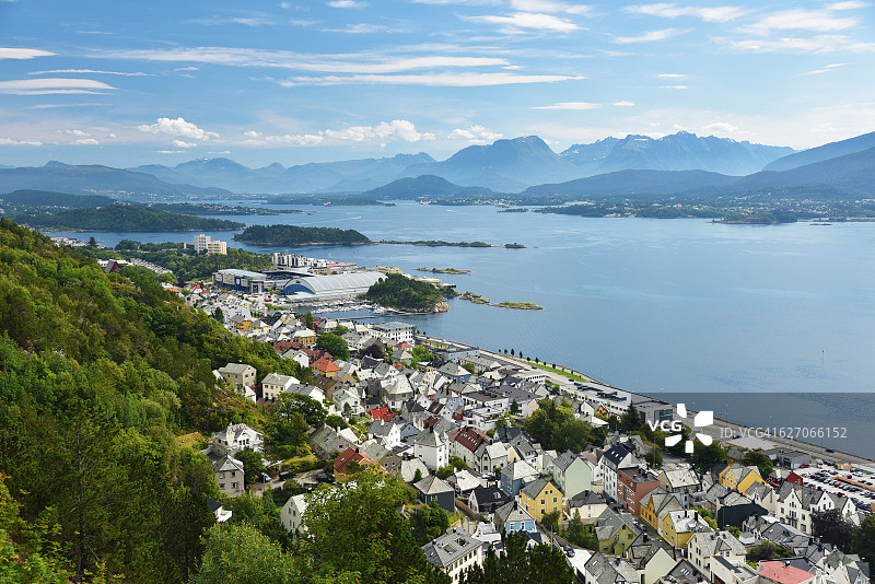 从上方俯瞰奥勒松市南部，远处是挪威海和挪威山脉图片素材