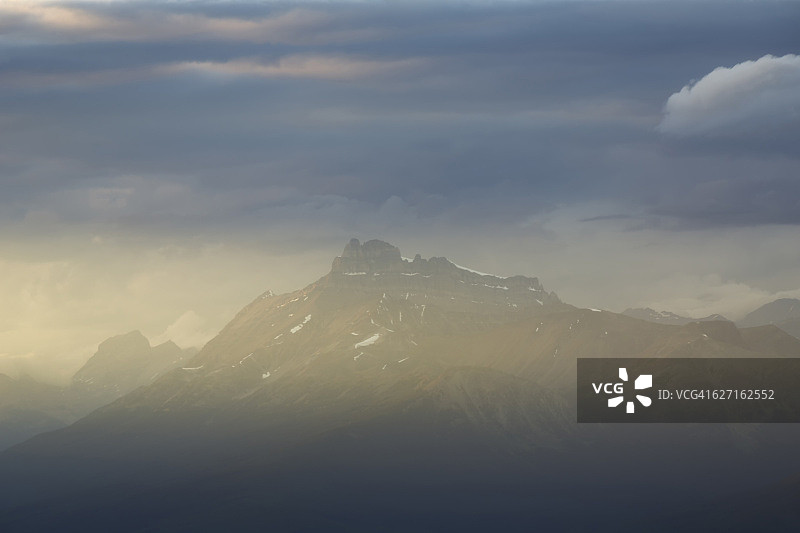 加拿大阿尔伯塔省班夫国家公园：赫克托山日落风光图片素材