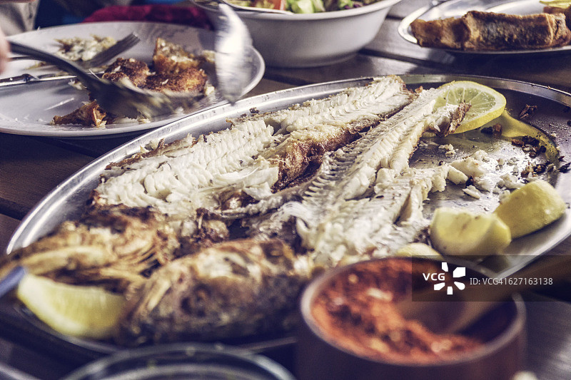 餐厅里切割烤鱼和剔鱼图片素材