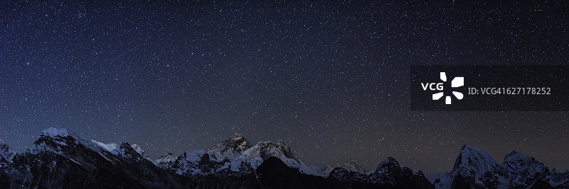 珠穆朗玛峰顶峰，群星照耀喜马拉雅山脉图片素材
