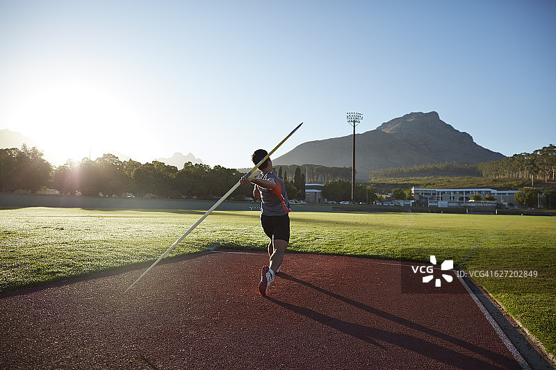 男运动员在体育场上掷标枪图片素材