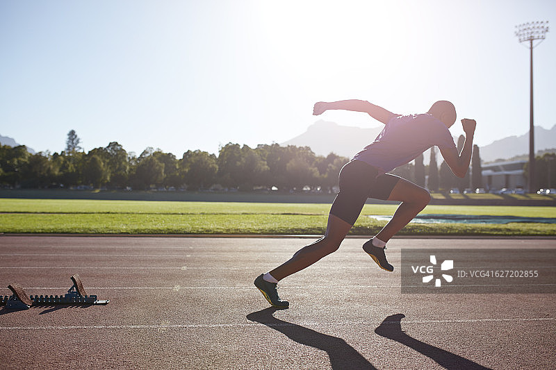 从起跑器冲刺的男运动员图片素材