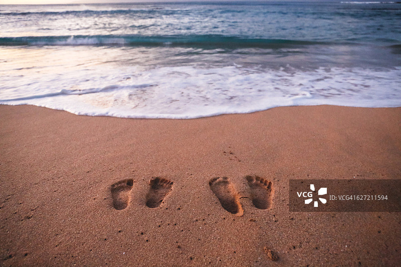 夏威夷毛伊岛卡纳帕利海滩的沙滩足迹图片素材