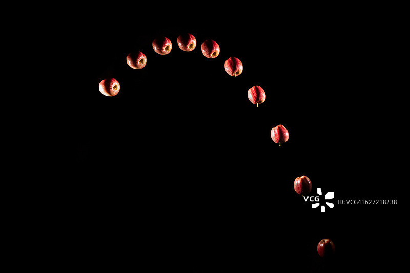 频闪模式下的空中苹果图片素材