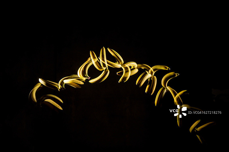 频闪模式下的半空香蕉图片素材