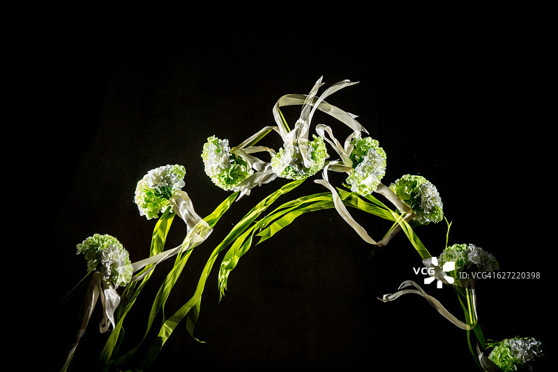 频闪模式下的空中手捧花图片素材