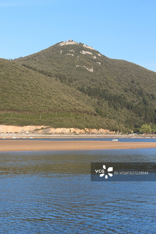 从蒙达卡镇眺望乌尔达伊拜河口的沼泽，比斯开省，巴斯克地区图片素材