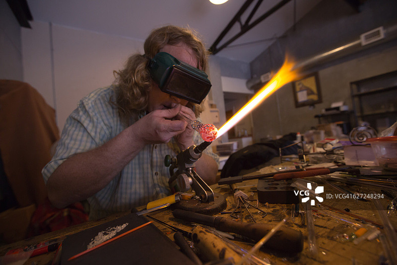 玻璃工匠进行喷枪作业图片素材